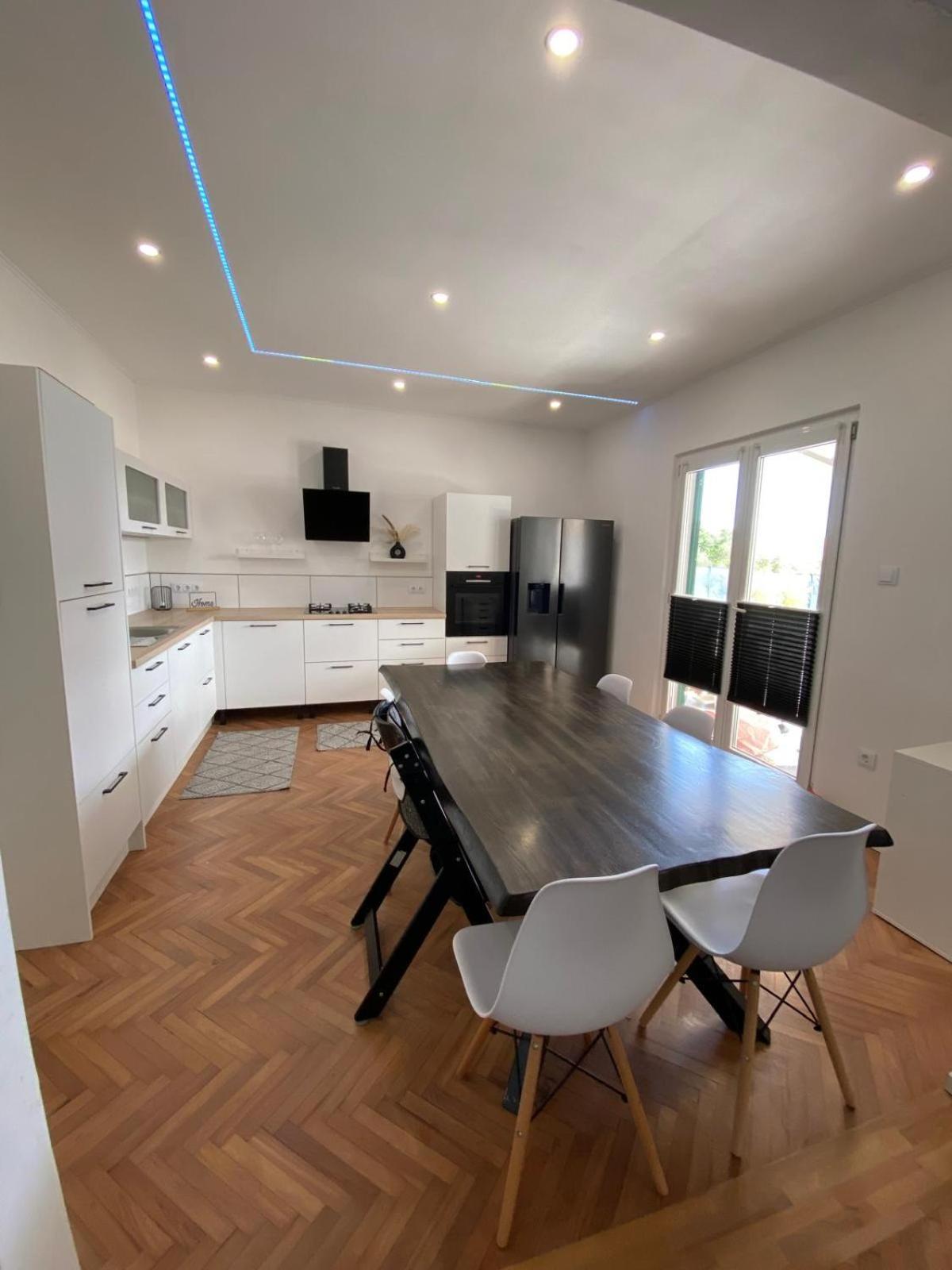 Apartment Milena Kastela Mit Whirlpool Extérieur photo